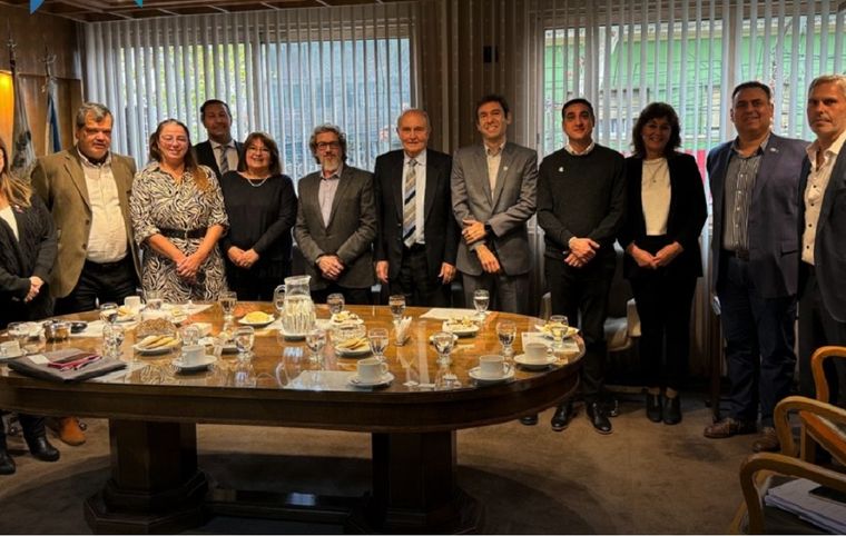 Mario Angelini, en el centro de la imagen, junto a otros integrantes del Tribunal de Cuentas. Foto: Tribunal de Cuentas