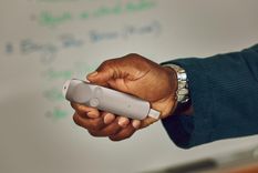 El nuevo control remoto de Logitech ayuda a los profesionales a mantener la calma antes de una disertación pública.