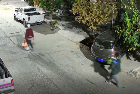 Los sujetos fueron captados por cámaras de seguridad tras el robo en Maipú. Los sujetos fueron captados por cámaras de seguridad tras el robo en Maipú.