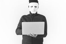 La estafa del CEO puede afectar tanto a grandes empresas como a pequeños y medianos comercios. La estafa del CEO puede afectar tanto a grandes empresas como a pequeños y medianos comercios.