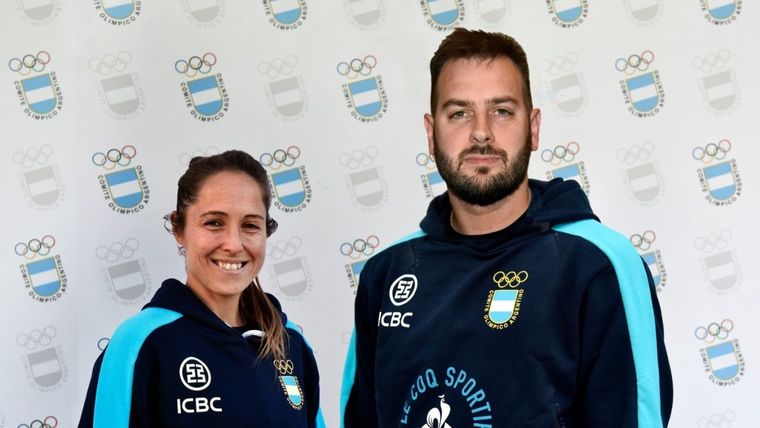 Rocío Sánchez Moccia (hockey) y Luciano De Cecco (vóley), los abanderados argentinos. Foto: Prensa COA