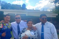 Los choferes del colectivo de Andesmar que asistió el parto junto a la mamá y el papá de Alan. Foto: Gentileza Andesmar