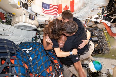 La imagen de la Tierra como nave adquiere un sesgo inquietante.