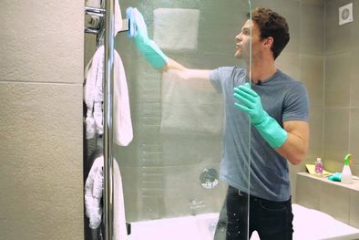 MDZol | Limpieza de la mampara del baño. Foto: YouTube - Cleanspiration Hints & Tips