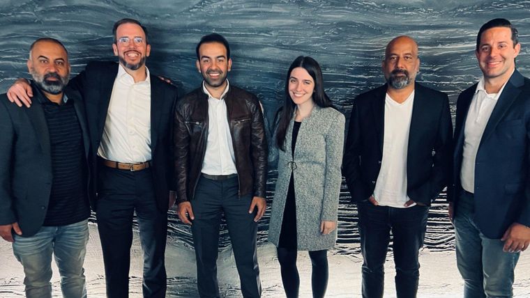 Safi y Sammi junto al equipo que sacó a Safi de Afganistán.