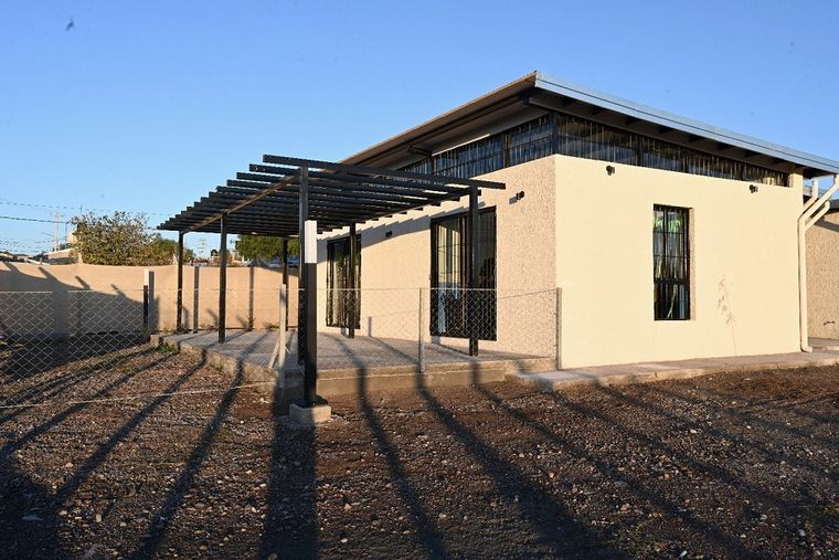 En el barrio Sol y Sierra, vecinos participaron de la construcción del primer jardín sustentable de Mendoza. En el barrio Sol y Sierra, vecinos participaron de la construcción del primer jardín sustentable de Mendoza.
