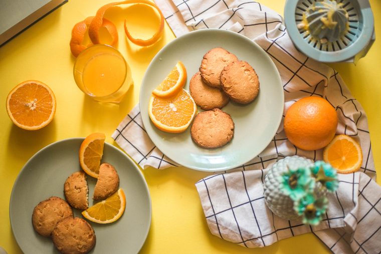 La receta de galletas de naranja se remonta a preparaciones europeas que buscaban aprovechar la fruta de estación en postres sencillos. La receta de galletas de naranja se remonta a preparaciones europeas que buscaban aprovechar la fruta de estación en postres sencillos.