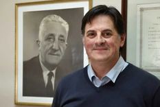 Juan Martìn Illia y el retrato de su abuelo, Don Arturo. Foto: JMI.