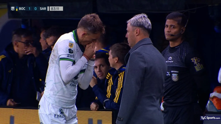 El delantero debió salir de la cancha.