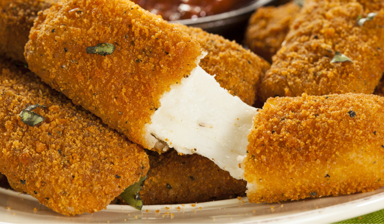 Una oda a la tradición: palitos de mozzarella y su marinara inolvidable Foto: Shutterstock