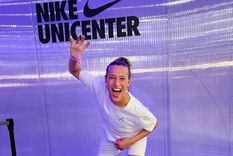 La futbolista además de jugar en la Primera División de fútbol en Estudiantes de La Plata es enfermera. Foto: Instagram: @maragomez.oficial