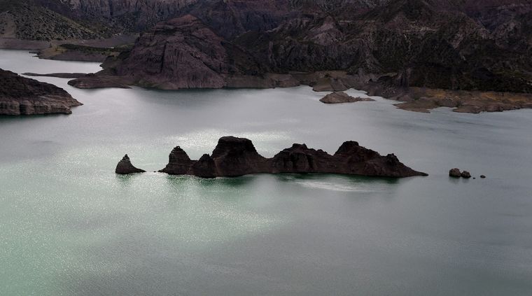 El submarino, en el embalse Valle Grande, es una muestra de los nivles del agua que preocupa tanto a turistas como a pobladores. Foto: ALF PONCE MERCADO / MDZ