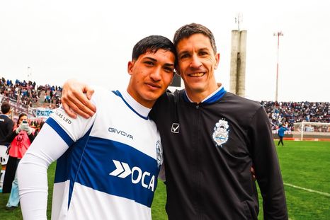 La experiencia y la juventud. Nacho Fernández, 36 años, abraza al pibe Lucas Lamella, de 16 años, tras el final del partido en Mar del Plata.&nbsp;
