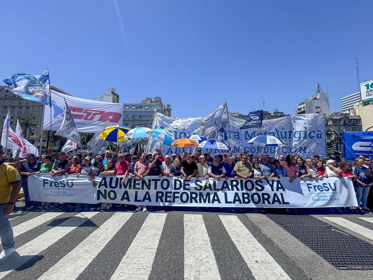 El Gobierno advirtió a los trabajadores públicos que les descontará el día si adhieren al paro general convocado por la CGT. El Gobierno advirtió a los trabajadores públicos que les descontará el día si adhieren al paro general convocado por la CGT.