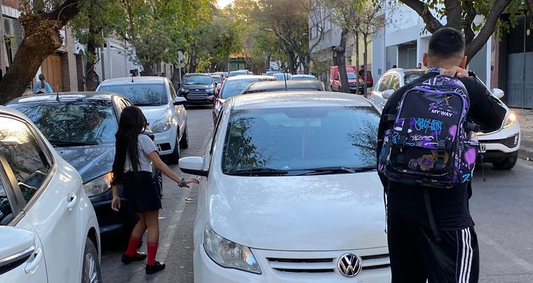 Autos en doble fila, calles colapsadas y padres apurados: la postal repetida en la puerta de una escuela mendocina. Foto: Gentileza