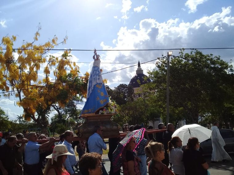 Nuestra Señora de Itatí frente a la basílica a la que acuden miles de fieles cada año Foto: Facebook: Basílica de Nuestra Señora de Itatí