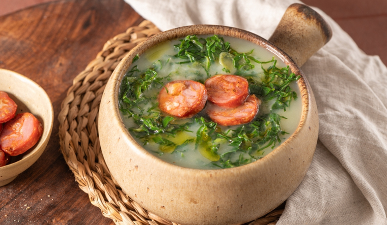 Cautiva a tus Invitados: sirve caldo verde, la sopa emblemática de Portugal Foto: Shutterstock