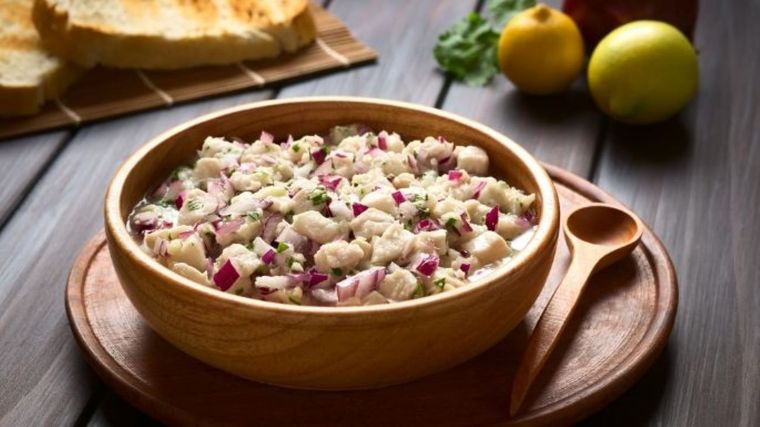 Disfruta de un delicioso ceviche de atún y verduras Foto: Shutterstock