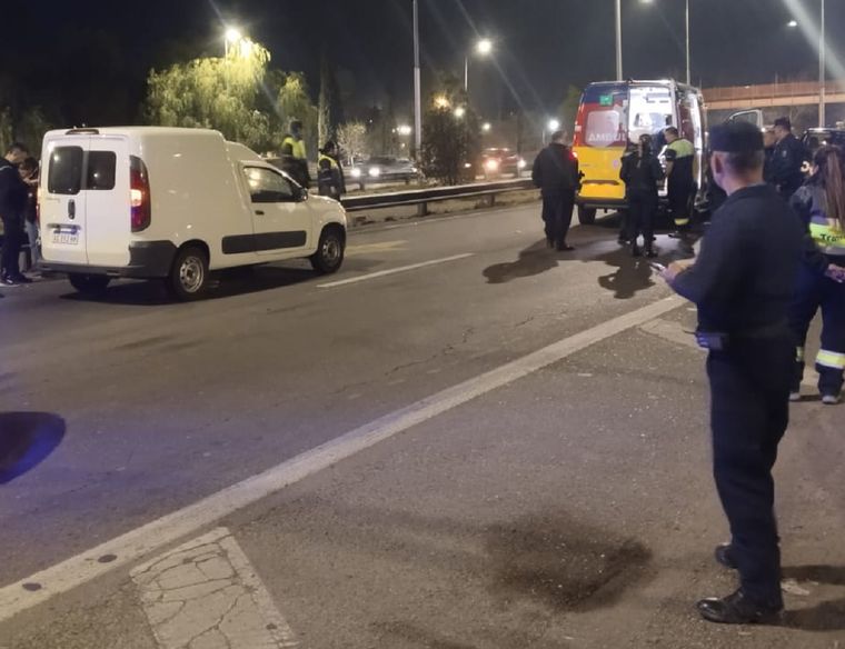 Personal policial y de tránsito trabajó en el lugar del accidente en Guaymallén. Personal policial y de tránsito trabajó en el lugar del accidente en Guaymallén.