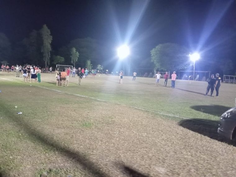 La cancha de fútbol en Concepción, Paraguay, se convirtió en escenario de un violento enfrentamiento.