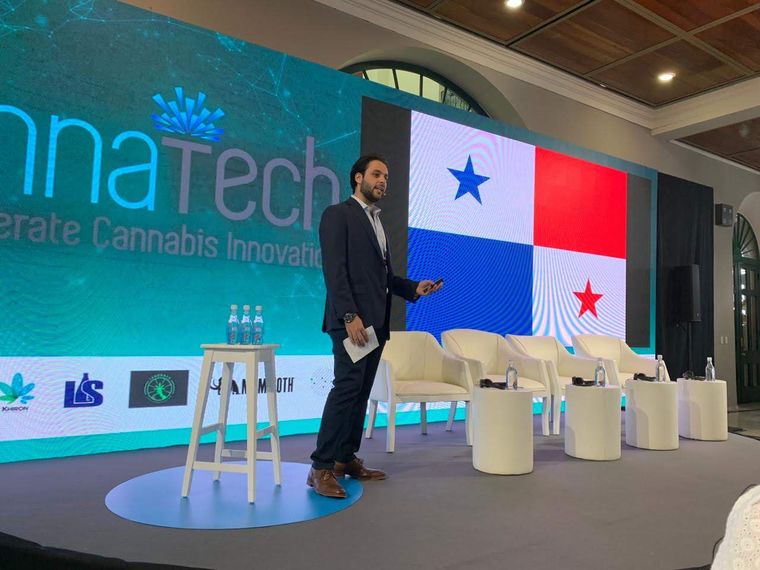 Otros tiempos, igual estilo: el señor Harari en cumbre canábica en Panamá. Otros tiempos, igual estilo: el señor Harari en cumbre canábica en Panamá.