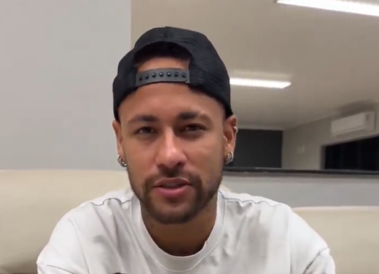 Neymar abrió la ronda de saludos para Ángel Di María en Central.