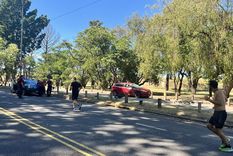 El auto quedó sobre la bicisenda Foto: @adriangluck El auto quedó sobre la bicisenda Foto: @adriangluck