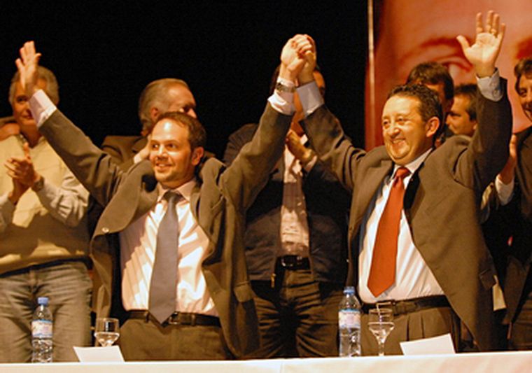 Cristian Racconto y Celso Jaque, saludando en el acto de anoche. Foto: Nacho Gaffuri / MDZ