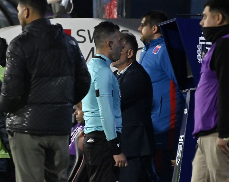 El siempre cuestionado Luis Lobo Medina y el VAR (Nazareno Arasa) tuvieron mucho trabajo en Victoria. ¿El perjudicado? Independiente Rivadavia.