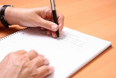 El anillado lateral de los cuadernos tradicionales complica a los zurdos para escribir en la carillas impares Foto: El Diario