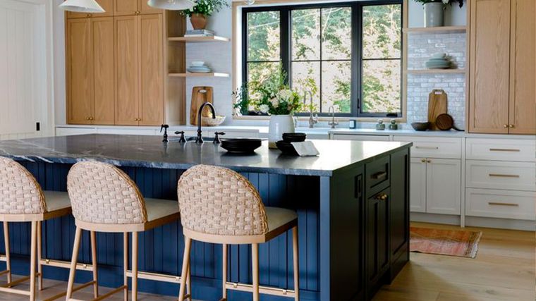 Cocina con una mezcla madera tejida con madera maciza. Foto: Becky Shea Design y fotos de Jake Shea