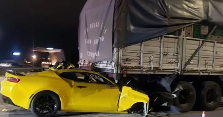 El conductor del Chevrolet Camaro, un joven de 27 años, murió en el acto Foto: X @PolicialesON