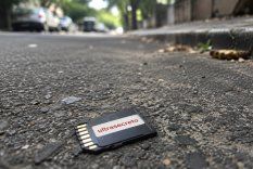 El hallazgo de una tarjeta SD en la calle complicó a un docente y su esposa por producción y facilitación de material de abuso sexual infantil. (Imagen generada con IA)