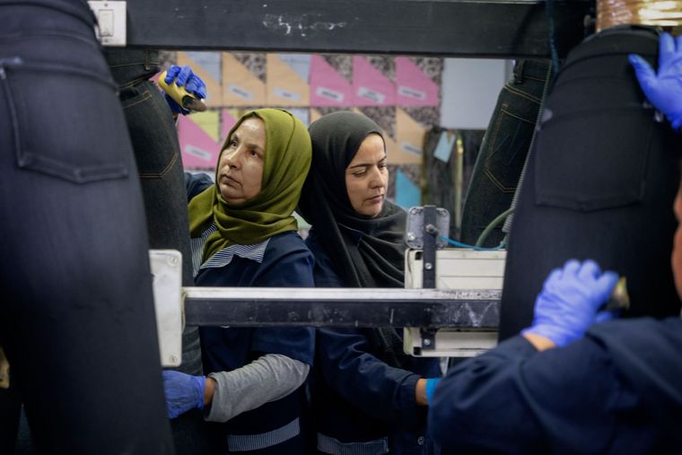 La ropa de jeans es uno de los productos más intensivos en recursos de la industria de la confección. La producción de un solo par de jeans puede requerir 3.800 litros de agua. (Justin Jin/PNUMA)