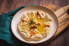 El hummus es un plato delicioso que puedes preparar en pocos minutos. Se usa en ensaladas, en sandwiches o para comerlo solo con un rico pan. Foto: Unsplash
