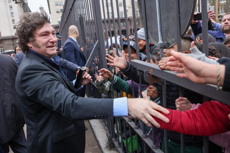 Javier Milei salió a saludar a la puerta de la Casa Rosada. Foto: Prensa Casa Rosada