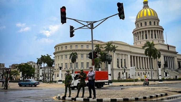 Calles vacías y alta presencia policial caracterizaron este lunes en gran parte del país. Foto: AFP