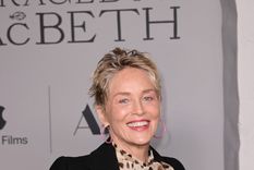 Sharon Stone combina el animal print con el negro para producir looks de alto impacto Foto: Harpers Bazaar