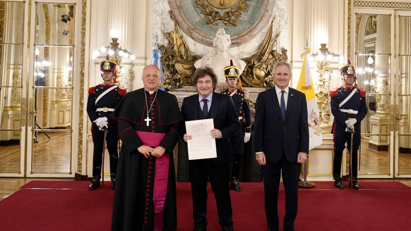 Javier Milei y Pablo Quirno con el nuncio apostólico, Michael Wallace Banach.