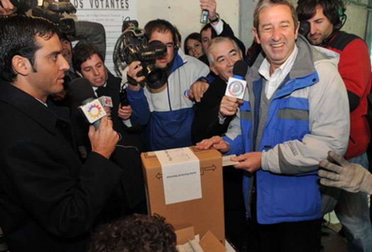 Cobos se llevó todos los fashes a la hora de votar. Foto: Pachy Reynoso / MDZ