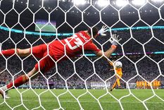 Van Dijk patea y el Dibu se luce. Foto: EFE Van Dijk patea y el Dibu se luce. Foto: EFE