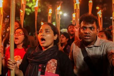 MDZol | Miles de personas se han lanzado a las calles en las últimas horas en Bangladesh para protestar por la muerte de una niña que fue violada. Foto: Getty Images