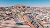 El Paso es vecina de Ciudad Juárez, en la frontera de EE.UU. y México. El Paso es vecina de Ciudad Juárez, en la frontera de EE.UU. y México.
