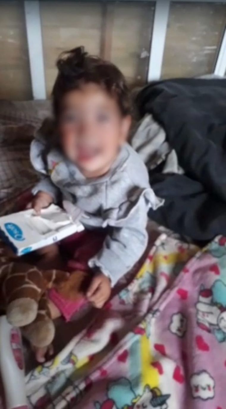 Catalina, la niña más pequeña, está internada por algún líquido que la madre colocó en su ojo Foto: Gentileza Gladis y Natalia