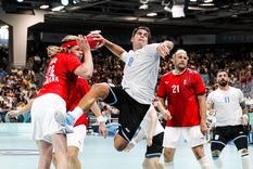 Pablo Simonet penetra la defensa danesa. Foto: @CAHandball