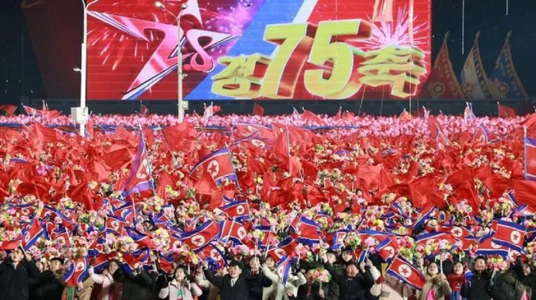 Los norcoreanos celebran el 9 de septiembre la fundación de su nación. Foto: KCNA/REUTERS