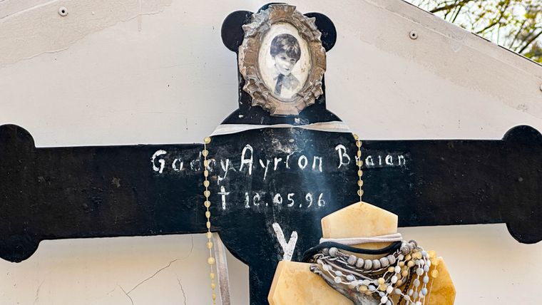 El nombre del pequeño Yoryi en la placa que tiene su tumba en el cementerio de Guaymallén. El nombre del pequeño Yoryi en la placa que tiene su tumba en el cementerio de Guaymallén.