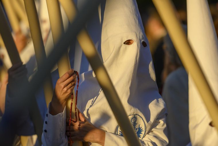 Entre las grandes ciudades y los pequeños pueblos de toda España, las cofradías y hermandades ascienden a miles. Entre las grandes ciudades y los pequeños pueblos de toda España, las cofradías y hermandades ascienden a miles.