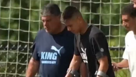 El Diablito Echeverri, con muletas en el entrenamiento del Manchester City.