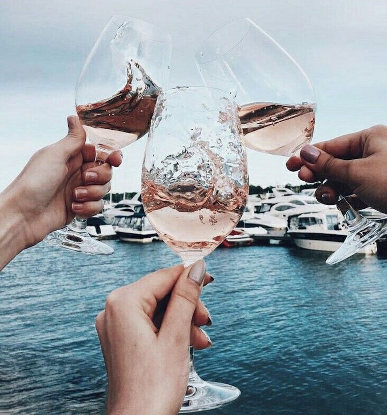 ¡A brindar con un rosado delicioso! Foto: Pinterest.